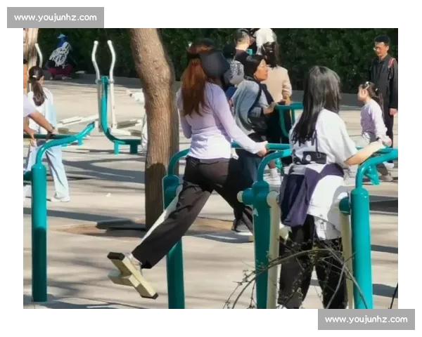 两小伙围观健身美女，结局反转太解气